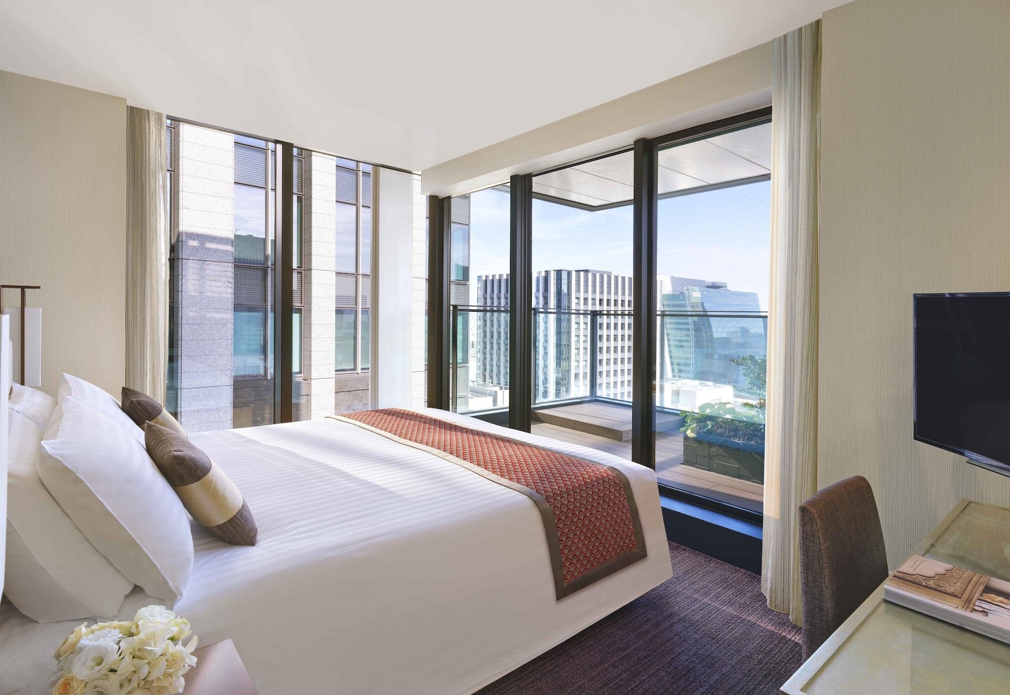 Hotel Oakwood Premier Präfektur Tokio Exterior foto A bedroom at The Ritz-Carlton, Hong Kong