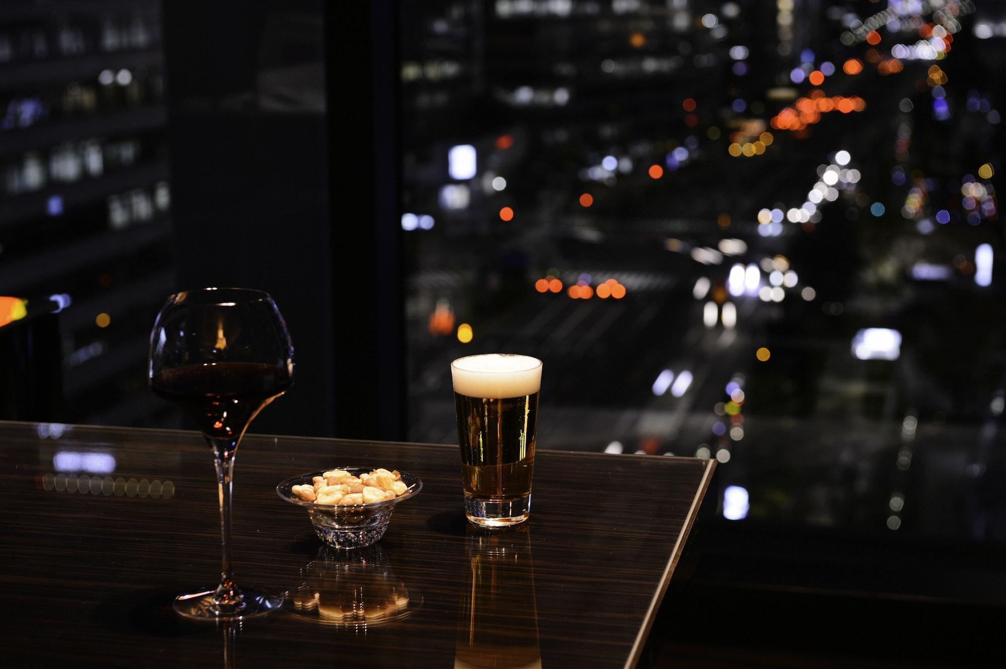 Hotel Oakwood Premier Präfektur Tokio Exterior foto A glass of beer and a glass of wine