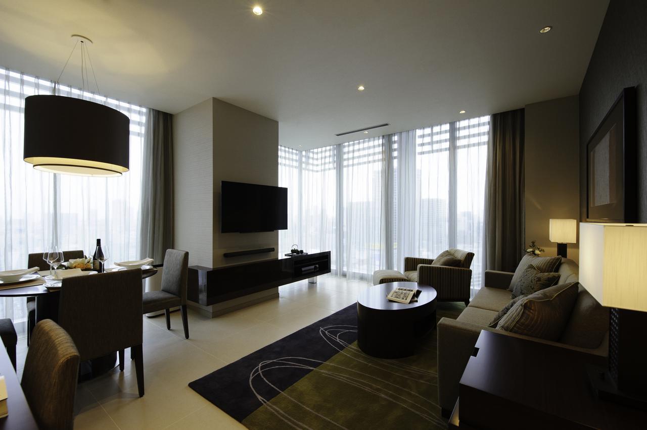 Hotel Oakwood Premier Präfektur Tokio Exterior foto A living room in a suite at the hotel