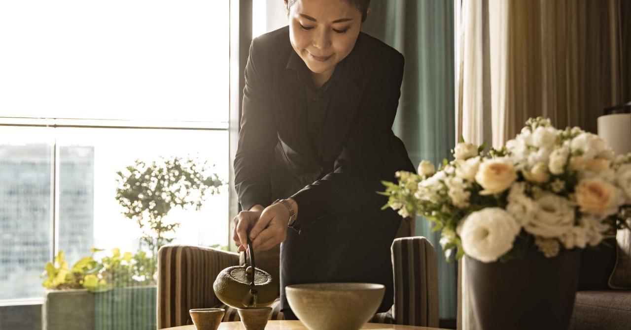 Hotel Oakwood Premier Präfektur Tokio Exterior foto A Thai woman pouring tea